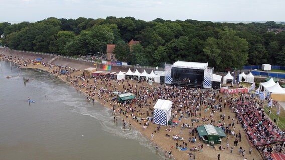 Nordseebad Dangast: Zahlreiche Menschen besuchen das "Watt en Schlick Festival" am Kurhausstrand. © picture alliance/dpa | Markus Hibbeler Foto: Markus Hibbeler