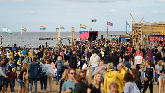 Zahlreiche Besucher beim «Watt en Schlick Festival» in Dangast. © dpa-Bildfunk Foto: Markus Hibbeler