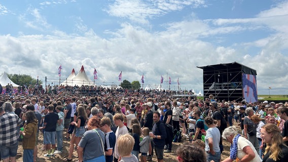 Besucher des "Watt en Schlick" Festival stehen vor der Bühne. © NDR Foto: Olaf Kretschmer