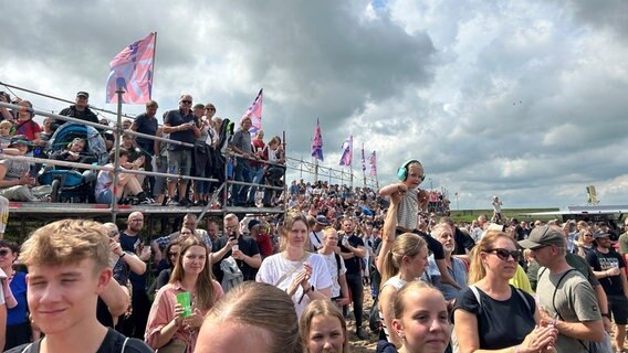 Besucher des "Watt en Schlick" Festival stehen vor der Bühne. © NDR Foto: Olaf Kretschmer