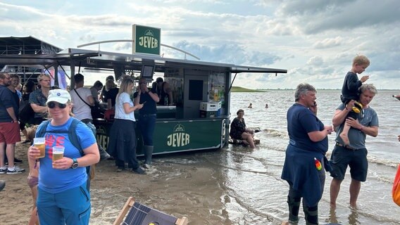 Besucher des Watt en Schlick Fests in Dangast stehen am Wasser. © NDR Foto: Olaf Kretschmer