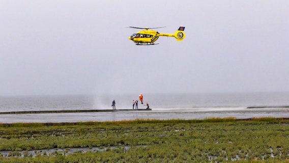 Ein Wattwanderer wird an Bord eines Hubschraubers gezogen © NonstopNews 