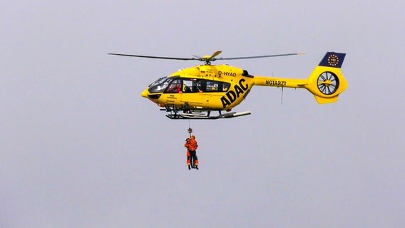 Ein Wattwanderer wird an Bord eines Hubschraubers gezogen © NonstopNews 