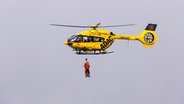 Ein Wattwanderer wird an Bord eines Hubschraubers gezogen © NonstopNews 