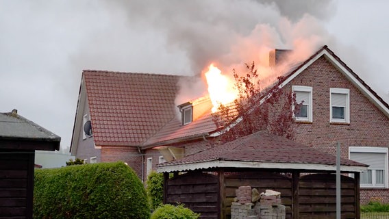 Aus einem Wohnhaus schlagen Flammen aus dem Dachstuhl. © NonstopNews 