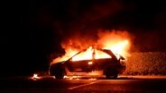 Ein Auto steht in Flammen. © NonstopNews 