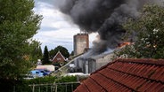 Flammen schlagen aus einer Autowerkstatt. © NonstopNews 
