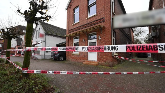 Ein von der Polizei mit Flatterband abgesperrter Tatort in Weener © Nonstop News 
