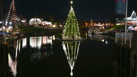 Blick auf den schwimmenden Weihnachtsbaum im Hafen von Carolinensiel © dpa-Bildfunk Foto: Lars Klemmer