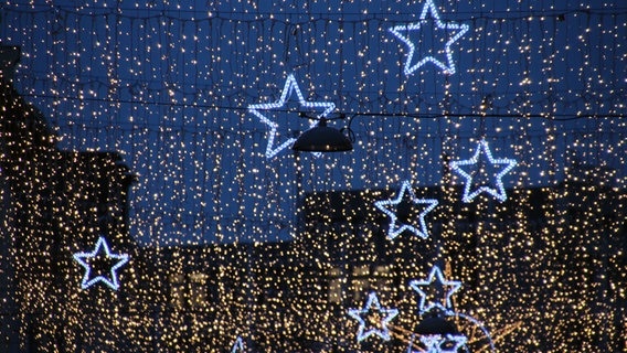 Weihnachtsbeleuchtung mit Sternen und Lichterketten. © NDR Foto: Olliver Gressiker