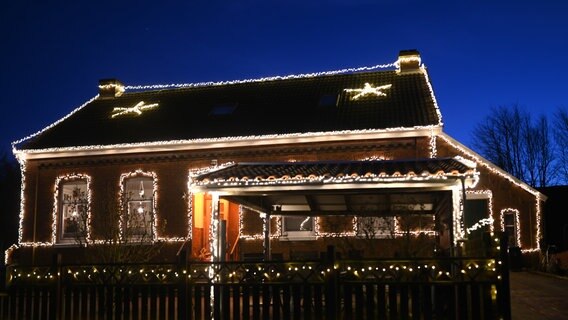 Ein Haus im Dorf Bingumgaste ist weihnachtlich geschmückt und beleuchtet. © Lars Penning/dpa Foto: Lars Penning