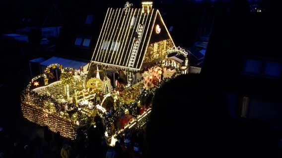 In Delmenhorst leuchtet das ein sogenanntes Weihnachtshaus mit festlicher Beleuchtung. © NonstopNews 