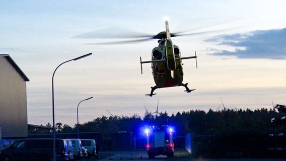 Ein Rettungshubschrauber in der Luft. Darunter ein Krankenwagen. © NWM TV Foto: NWM TV
