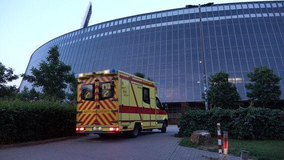 Ein Krankenwagen fährt auf das Weserstadion in Bremen zu. © Nord-West Media TV Foto: Christian Butt