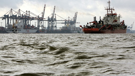 Ein Baggerschiff fährt auf der Weser vor dem Containerterminal in Bremerhaven. © picture alliance / dpa | Ingo Wagner Foto: Ingo Wagner