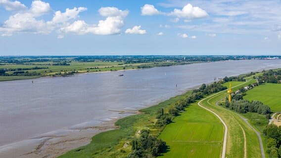 Eine Luftaufnahme zeigt die Weser zwischen Brake und Nordenham. © picture alliance/dpa | Sina Schuldt Foto: Sina Schuldt