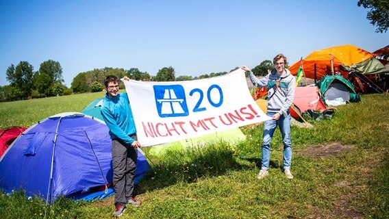 Zwei Jugendliche halten ein Plakat mit der Aufschrift "A 20 - nicht mit uns" in die Kamera. © dpa-Bildfunk Foto: Sina Schuldt