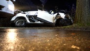 Rettungskräfte an einem Auto nach einem Unfall in Westerstede © NonstopNews 