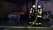 Feuerwehrleute löschen ein brennendes Doppelhaus in Westerstede. © NonstopNews 