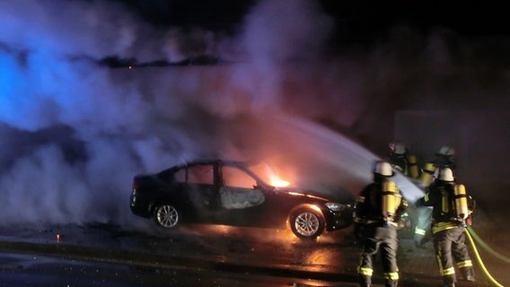Feuerwehrkräfte löschen in Westerstede einen brennenden BMW. © Polizeiinspektion Oldenburg Stadt/Ammerland 