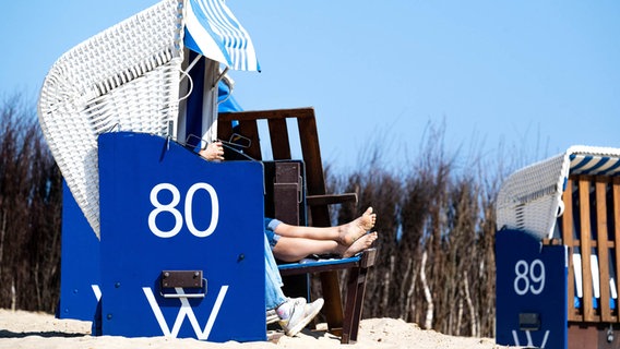 Strandkörbe stehen am Strand von Döse. © dpa-Bildfunk Foto:  Sina Schuldt/dpa