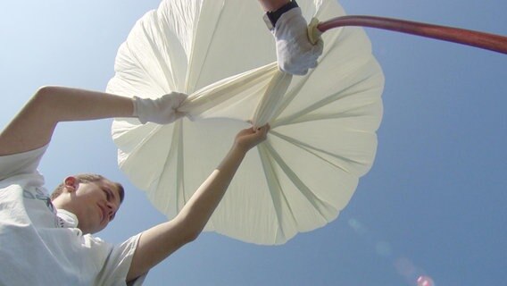 Ein Schüler des Herbartgymnasiums beim Start eines Wetterballons. © NDR 