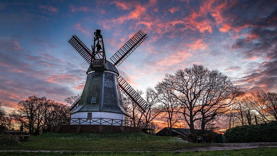 Mühle in Worpswede bei Sonnenaufgang aufgenommen. © NDR Foto: Manuela Feuerhahn