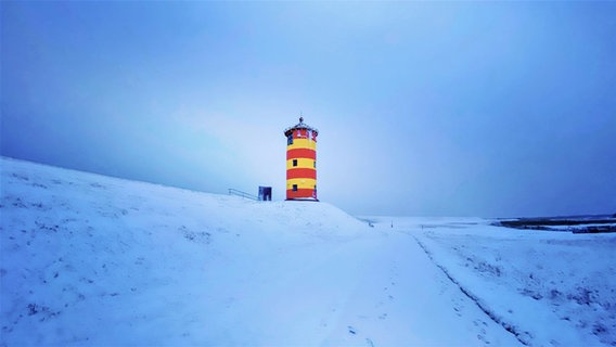 Schnee am Pilsumer Leuchtturm in Ostfriesland. © NDR Foto: Gerrit Denekas