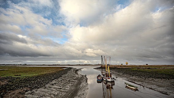 Ein Schiff liegt vertäut an einem Schöpfwerk an der Ems bei Leer. © NDR Foto: Lorenz Wodzinski