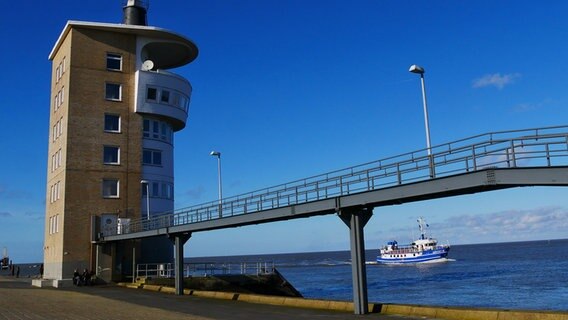 Der Hafen in Cuxhaven bei blauem Himmel. © NDR Foto: Achim Otto