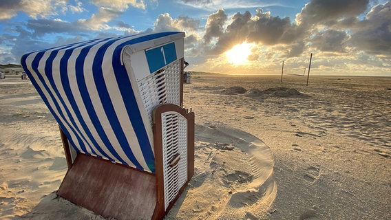 Ein Strandkorb auf der Insel Norderney. © NDR Foto: Eilbertus Stürenburg