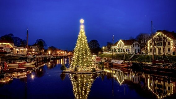 Ein Weihnachtsbaum leuchtet im Hafen von Carolinensiel. © NDR Foto: Gerrit Denekas