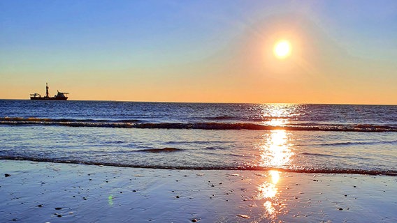 Über dem Strand von Borkum geht die Sonne unter. © NDR Foto: Melanie Helms
