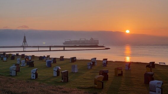 Die Sonne geht über der Nordsee bei Cuxhaven auf. © NDR Foto: Christhild Weber
