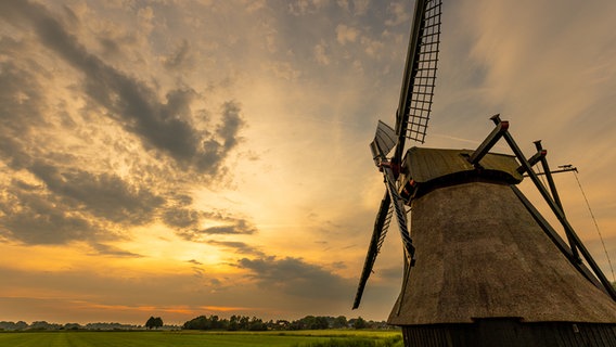 Eine Mühle steht im Sonnenuntergang. © NDR Foto: Folkert Christoffers