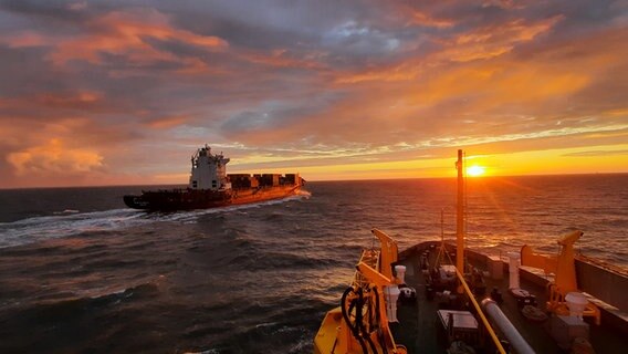 Ein Saugbagger fährt auf der Nordsee im Sonnenuntergang. © NDR Foto: Ralph Staske