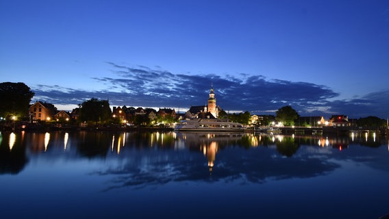 Hafen von Leer bei Windstille. Lichter spiegeln sich auf dem Wasser. © NDR Foto: Ute Müller