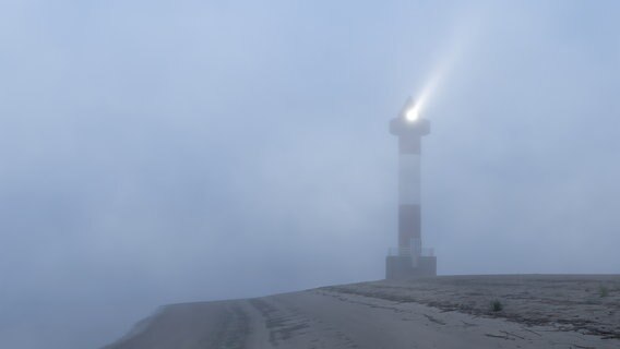 Ein Leuchtturm steht im Nebel. © NDR Foto: Bodo Ebert