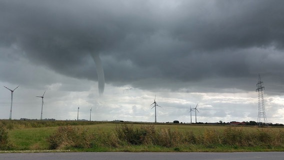 Einen Wolkenrüssel in der Nähe von Wittmund © NDR Foto: Manfred Willimek