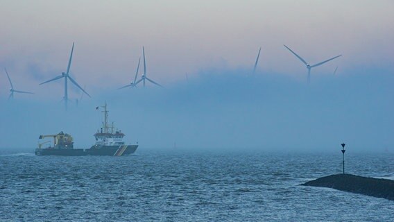 Ein Schiff fährt bei Nebel über den Dollart. © NDR Foto: Farina Rengers