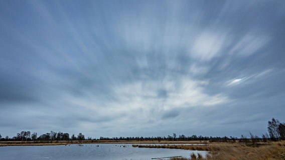 Das Bild zeigt den bewölkten Himmel und den Wolkenzug bei 30s Belichtungszeit im Papenburger Moor. © NDR Foto: Lorenz Wodzinski