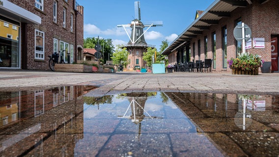 Eine Mühle spiegelt sich in einer Wasserpfütze. © NDR Foto: Lorenz Wodzinski