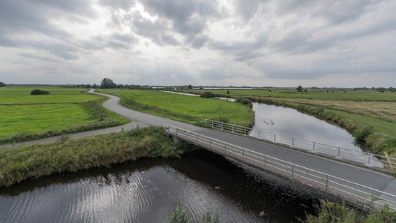 Regenwolken an den Kanälen in der Gegend "Großes Meer" im Südbrookmerland © NDR Foto: Florian Schmidt