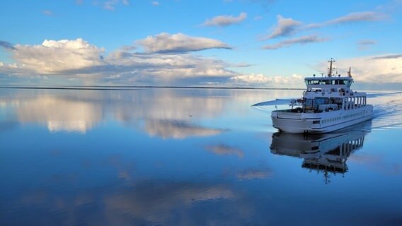 Eine Fähre auf der Nordsee am Morgen. © NDR Foto: Jens de Boer