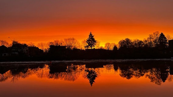 Die Sonne geht rot über der Hunte auf. © NDR Foto: Gisela Henkel