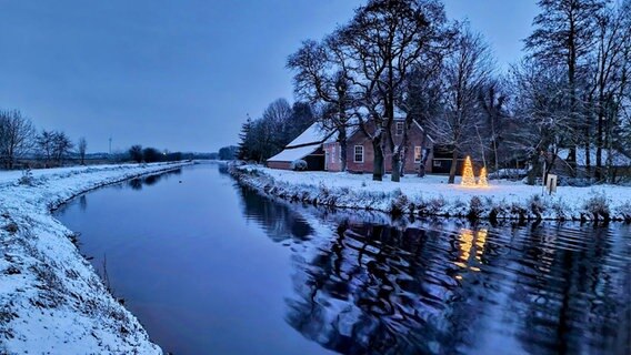 Ein Haus steht eingeschneit in einer winterlichen Landschaft. © NDR Foto: Marion Holtz