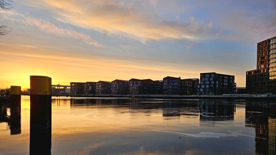 Das Bild zeigt den Oldenburger Hafen bei aufgehende Sonne. © NDR Foto: Katja Klassen
