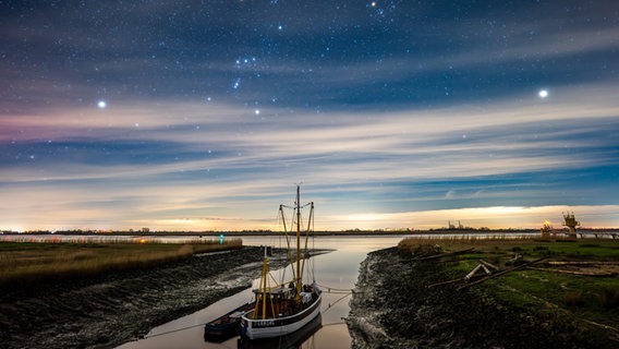 Abendhimmel mit Sternen über einem Boot auf der Ems. Bei Terborg (Gemeinde Moormerland im Landkreis Leer) in Ostfriesland. © NDR Foto: Thomas Heyen