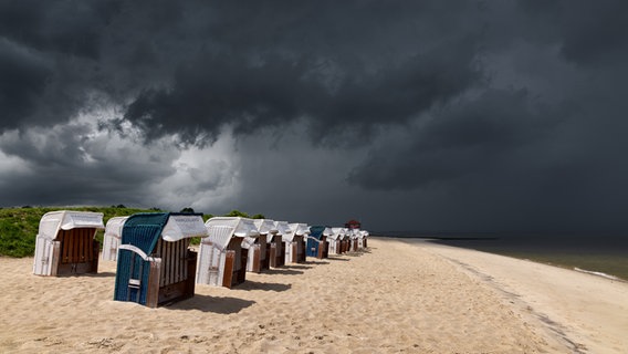 Eine Gewitterfront über dem Strand von Hooksiel © NDR Foto: Andreas Klesse