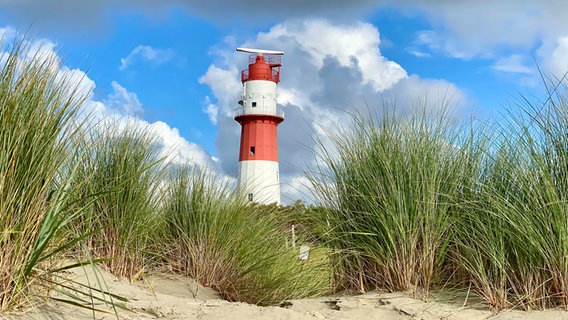 Leuchtturm auf Borkum vor blauem Himmel mit Wolken. © NDR Foto: Gerrit Denekas